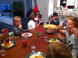 Met Guusje, Robin, Luuk, Raf, Lore, Seppe, Nino en Ties aan tafel!