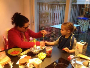 Op kerstavond eten we met Eric,  Marlies, Stijn, Juul, Arjen en Cindy. Arjen en Bart zijn de koks. Cin en Guusje verzorgen de groente bij het kinder kerstdiner!