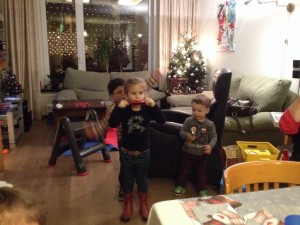 Lieke geniet op eerste kerstdag van Robin, Luuk en Guusje!