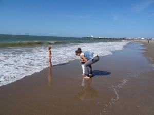 Blote voetjes wachten op de golven!