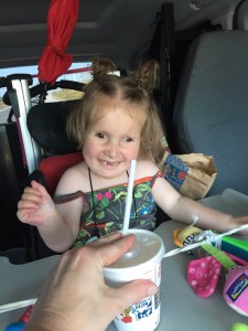 Met Chaya een koele smoothie halen op weg naar Rensis!