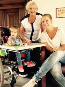Gezellig kletsen met de oma van Anne