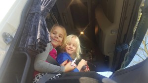 Hoe stoer in de vrachtwagen! 