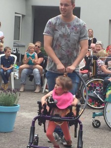 Samen met een van haar lieve begeleiders Tijs