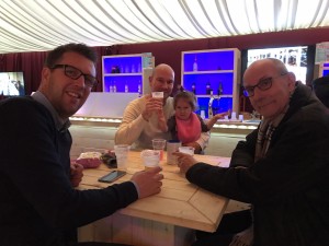 1e kerstdag gezellig even naar de schaatsbaan met opa, oma, Anke, Maarten, Robin en Luuk